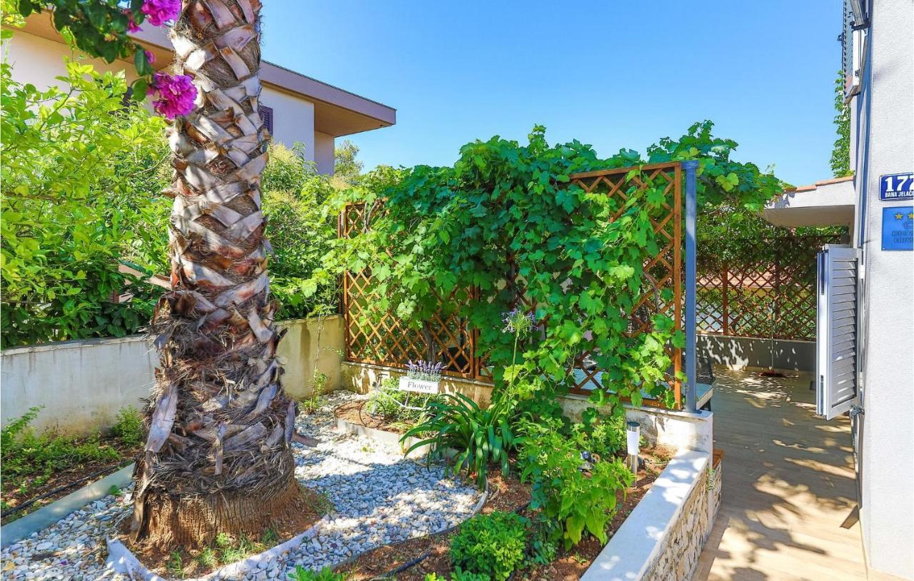 Gorgeous Home In Trogir With Jacuzzi Εξωτερικό φωτογραφία