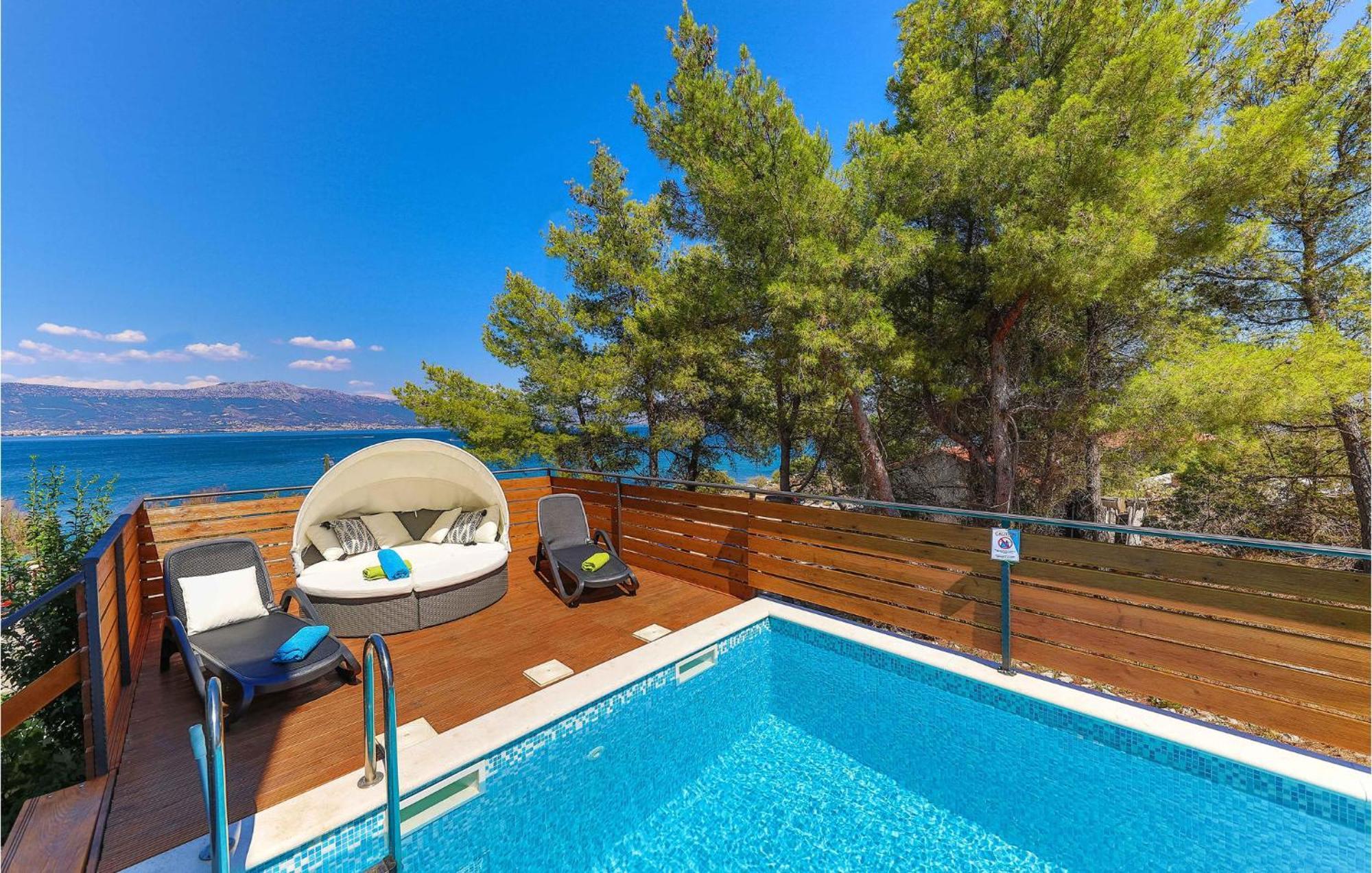 Gorgeous Home In Trogir With Jacuzzi Εξωτερικό φωτογραφία